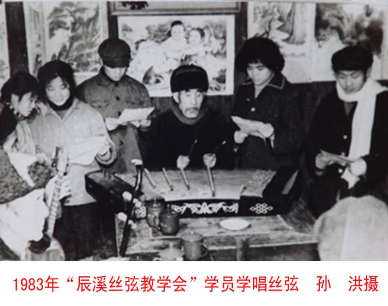 图为1983年“辰溪丝弦教学会”学员学唱丝弦                   孙  洪 摄.JPG