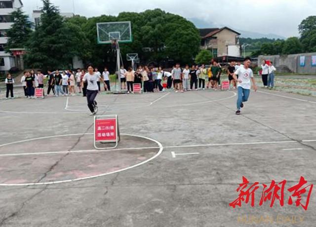 溆浦县江维中学开展动力青春助力高考趣味减压活动