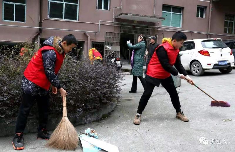 洪江区雷锋青少年在世纪阳光小区清扫小区的环境卫生