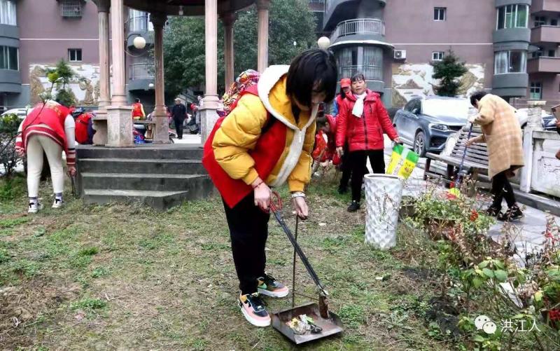 洪江区雷锋青少年在世纪阳光小区清扫小区的环境卫生