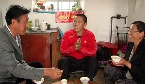 14：吃到包有钱币的饺子，全家乐开怀   2012年4月 鞠伟鹏拍于林家刘村.jpg