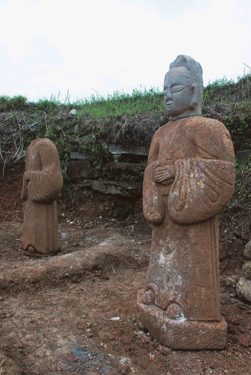 13 紫金山土司墓地神道石刻.jpg