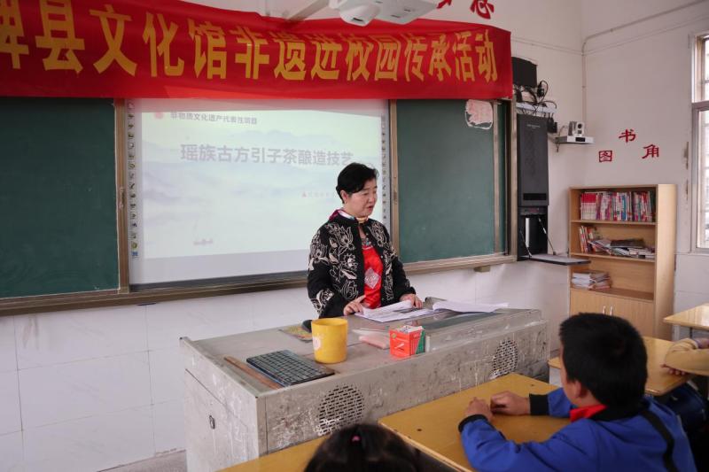 传承人吕铮给学生们讲述瑶族古方引子茶的酿造技艺